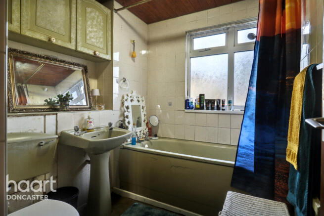 4 bed Detached for sale Image 9