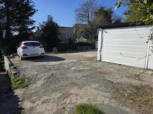 Garage / Parking