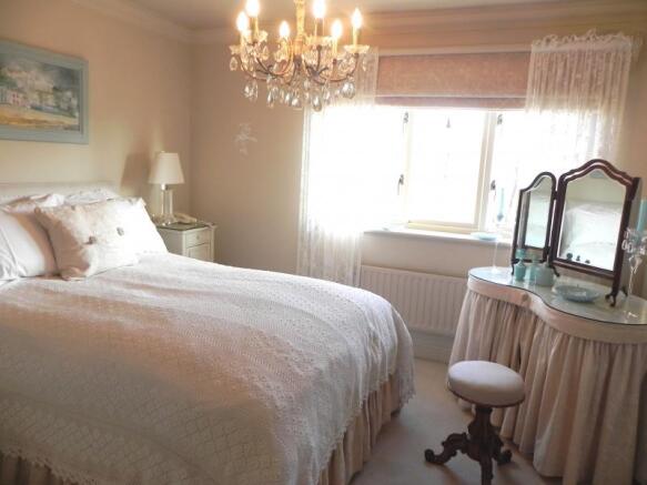 https://s3-eu-west-1.amazonaws.com/propertylab/allanmorris/property-images/standard/2406_20 Avonmill Place - Bedroom One.JPG