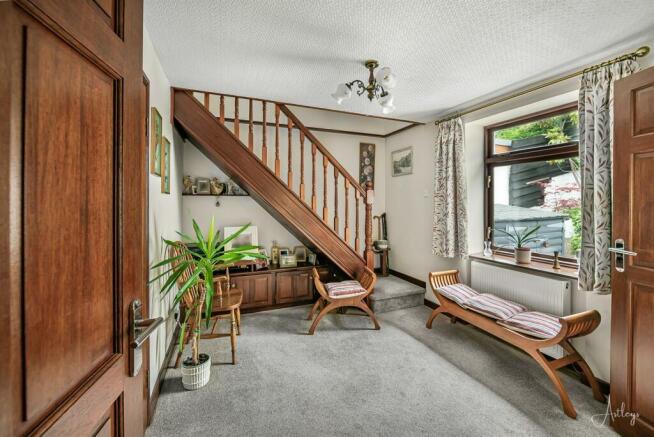 Middle reception room/office space