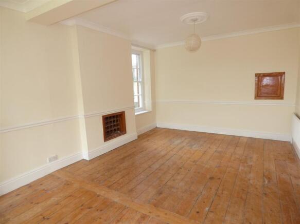 LIVING/DINING ROOM