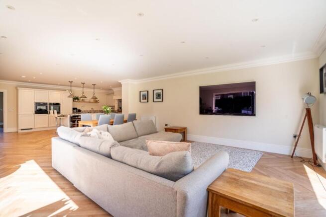 6 bed Detached for sale Image 10