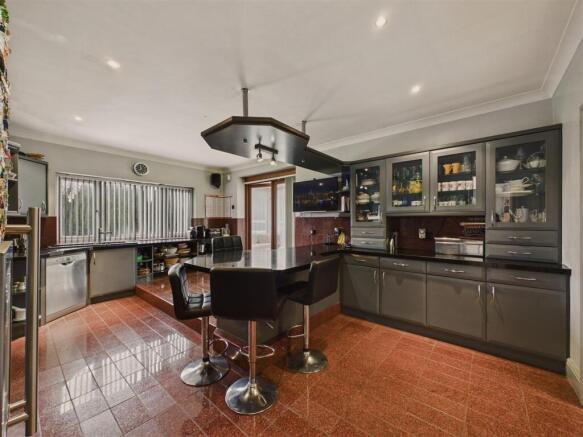 4 bed Detached for sale Image 11