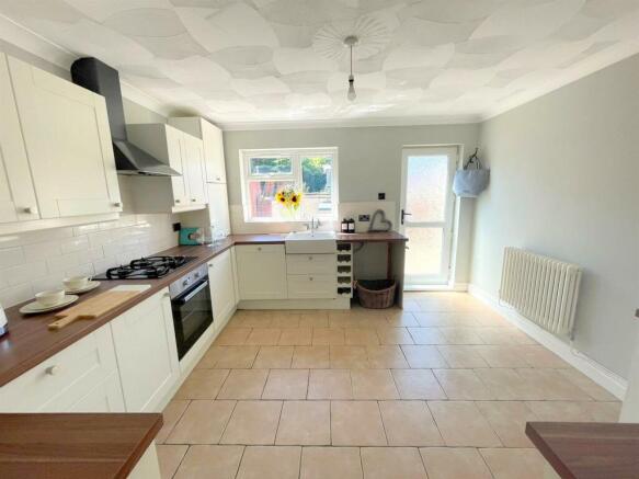 Kitchen a.jpg
