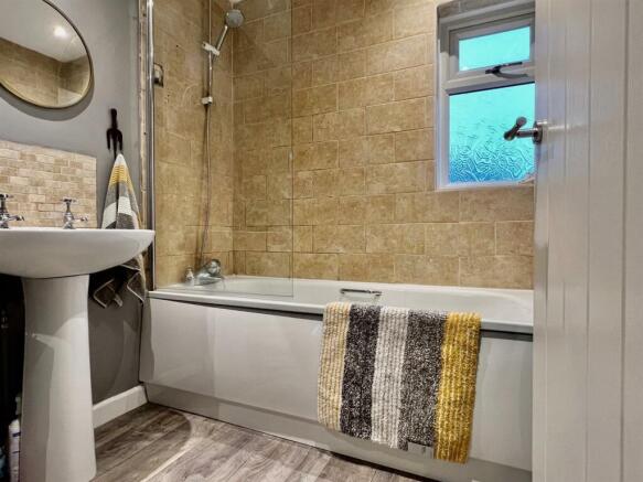 Bathroom 2.jpg