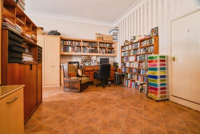 3 bed Ground Flat for sale Image 5