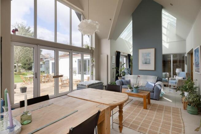 6 bed House for sale Image 4