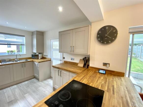 KITCHEN/DINING ROOM