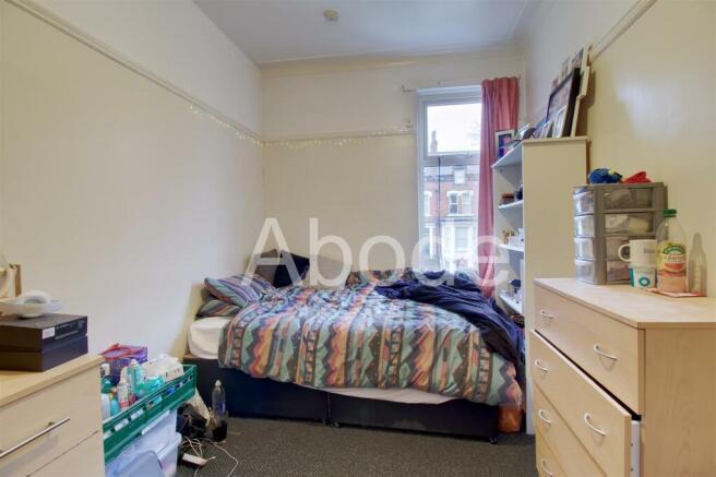 8 bed House to rent Image 8