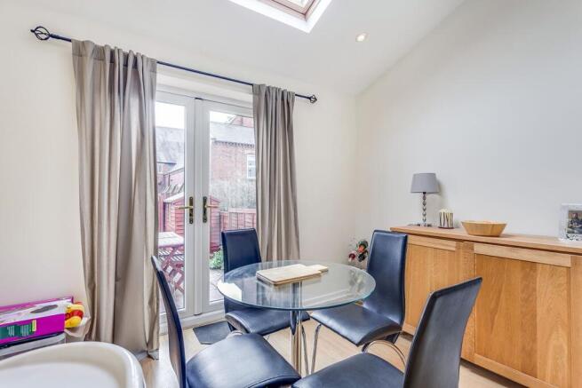 2 bed Terraced to rent Image 4