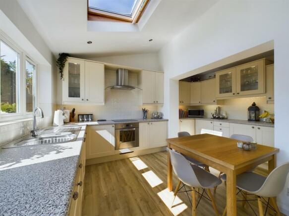 OPEN PLAN KITCHEN/DINING/LIVING ROOM