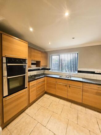 3 bed Semi-Detached to rent Image 8