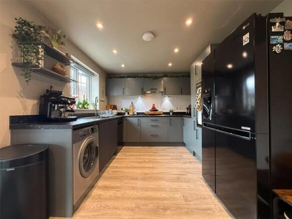 4 bed Detached for sale Image 8