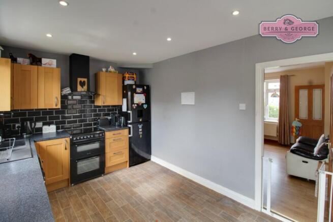 KITCHEN / BREAKFAST