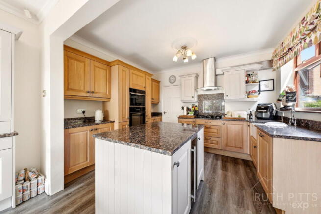 5 bed Detached for sale Image 5
