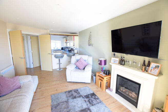 Dual aspect living room/kitchen
