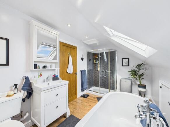 Bathroom (first floor)