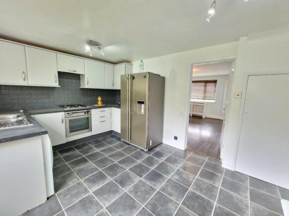 3 bed Semi-Detached to rent Image 6