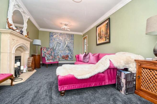 5 bed Detached for sale Image 3