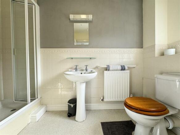 EN SUITE SHOWER ROOM TO BED TWO