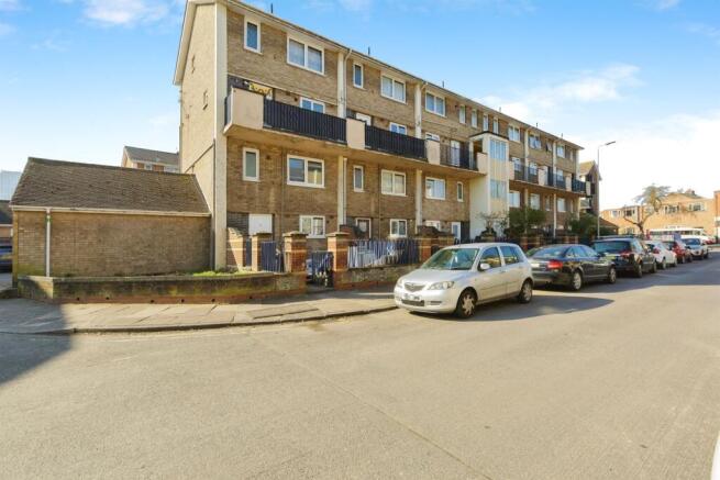2-bed flat on Montreal Road, Leicester, £140,000