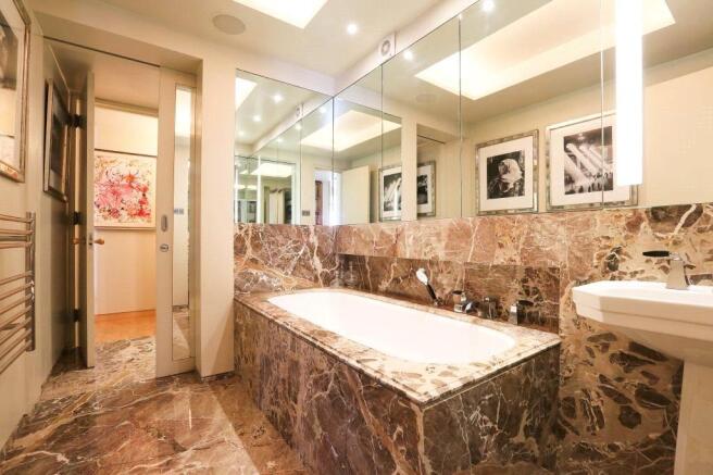 Mayfair: Bathroom