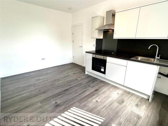 2 bed Apartment to rent Image 4