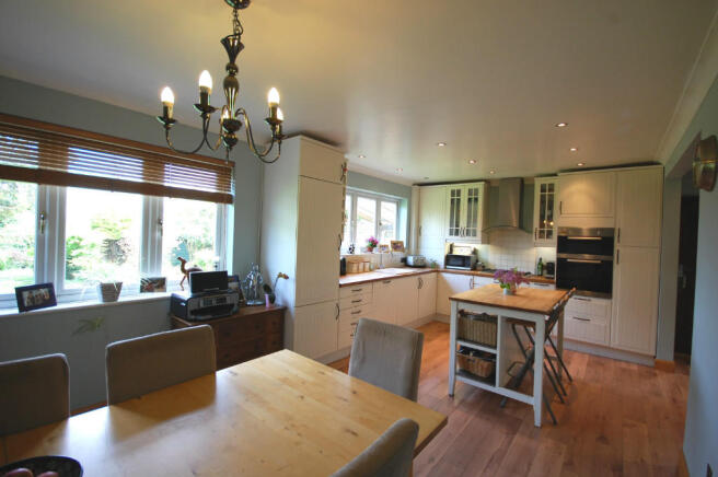 KITCHEN/BREAKFAST