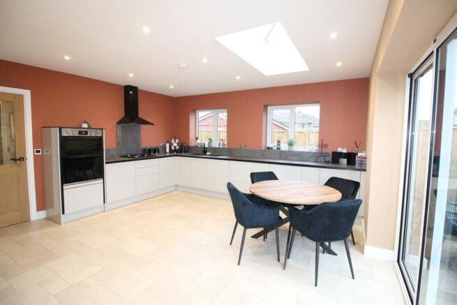 5 Embleton Rd-Kit1.JPG