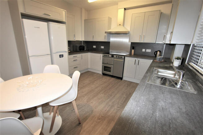 6 bed House to rent Image 7