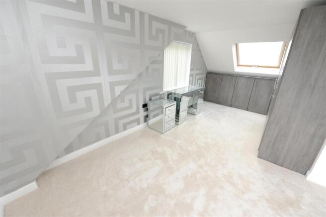 5 bed Link Detached House for sale Image 10