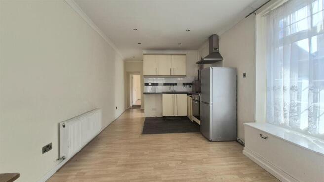 OPEN PLAN LOUNGE/KITCHEN