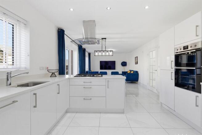 4 bed Detached for sale Image 10