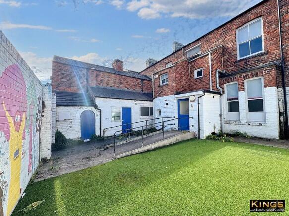 5 bed Town House for sale Image 5