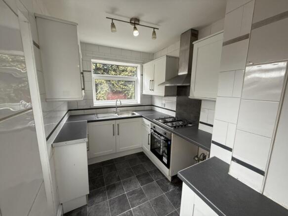 4 bed House to rent Image 4