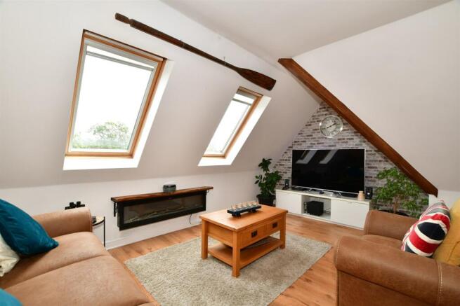 Lounge/Dining Area
