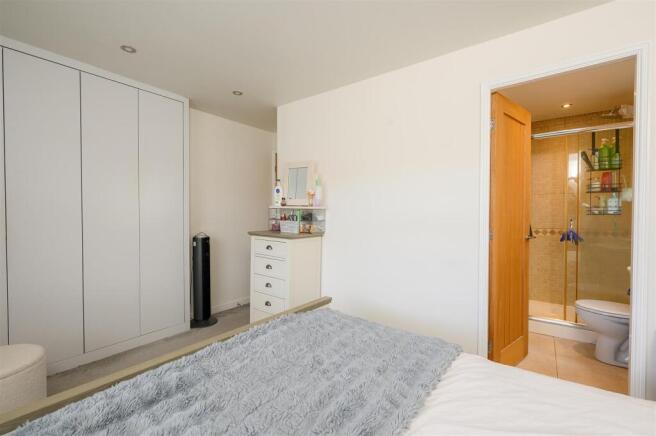 4 bed Detached for sale Image 12