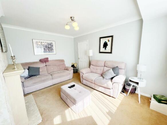 Lounge pic 4.jpg