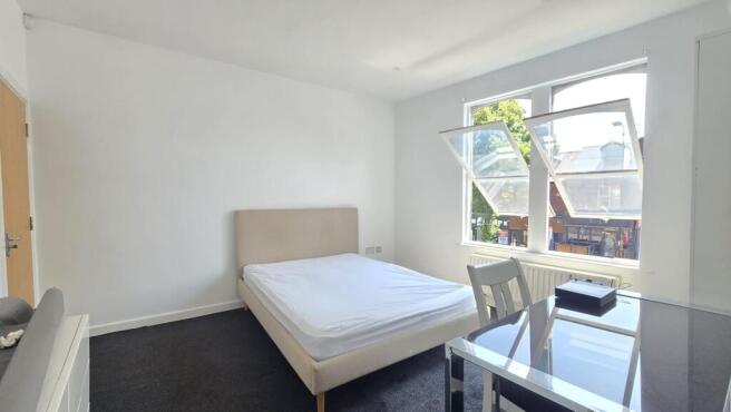 3 bed Apartment to rent Image 3