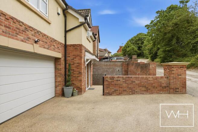 5 bed Detached for sale Image 8