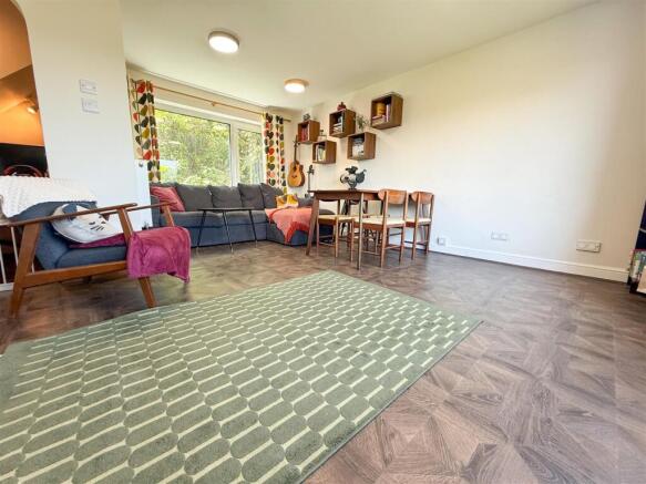 LOUNGE DINING ROOM