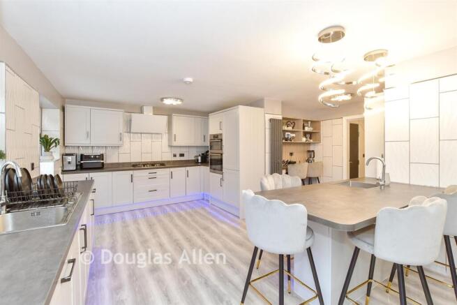 Kitchen/ Breakfast Room