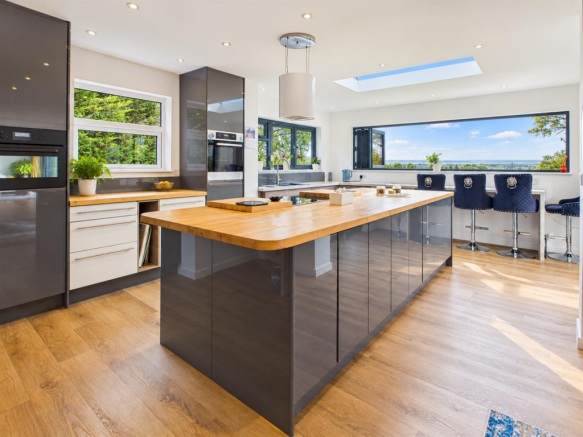 KITCHEN/BREAKFAST AREA