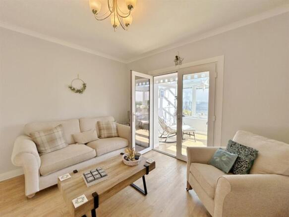 From open plan towards sun lounge