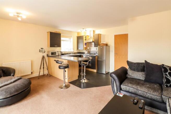 2 bed Apartment to rent Image 6
