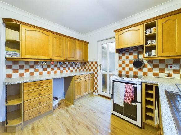 3 bed Detached to rent Image 4
