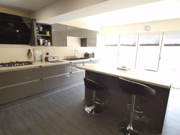 SUPERB DINING KITCHEN