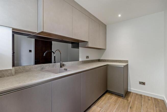 5 bed Detached for sale Image 6