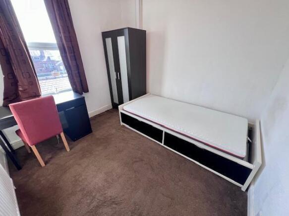 4 bed House to rent Image 8