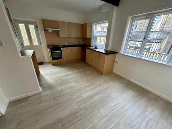 3 bed Terraced to rent Image 2